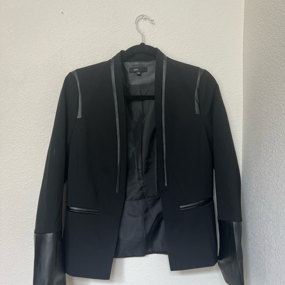 Fate Black Blazer Sleek Modern Design